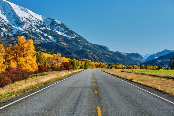Autopista Colorado Con Montañas Rocosas Cubiertas Nieve — Foto de Stock
