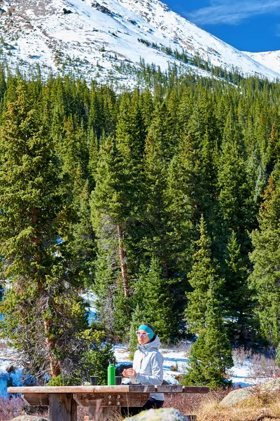 ロッキー山脈 コロラド州 米国の道でお茶を飲む女性ハイカー — ストック写真