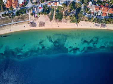 Kayalık sahil şeridi, Sithonia, Yunanistan ve güzel bir plaj havadan görünümü