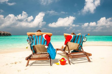 Maldivler de tropikal bir plajda Noel'de çift