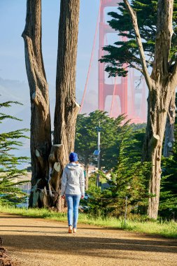 Golden Gate Köprüsü, San Francisco, California, ABD yakınındaki Kaliforniya kıyı izinde yürüyen kadın