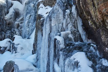 Timberline Falls şelale üzerinde buz sarkıtları gökyüzü gölet, Colorado, ABD Rocky Dağı Milli Parkı yakınındaki. 