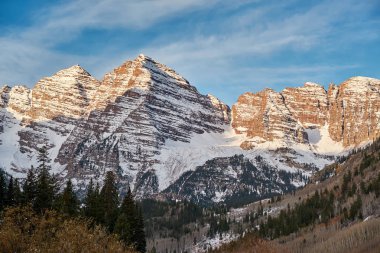 Maroon çan dağlar, Colorado Rocky Dağları, ABD doğal görünümü kar kaplı. 