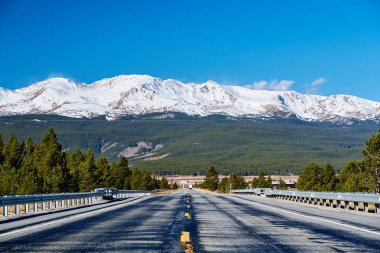 Rocky Dağları, ABD Colorado Karayolu kar ile kaplı