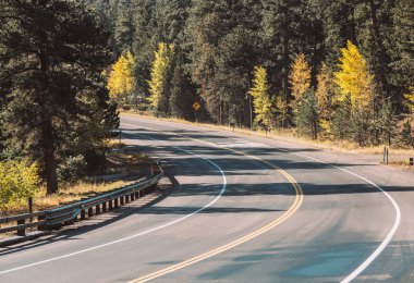 Boş otoyol Colorado Rocky Dağları, sonbahar, ABD