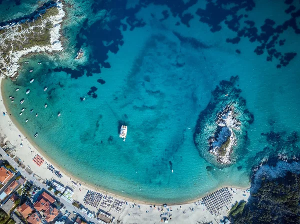 Vista Aérea Bela Praia Costa Rochosa Sithonia Grécia — Fotografia de Stock
