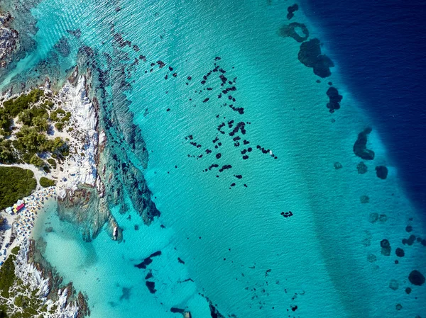 Vista Aérea Bela Praia Costa Rochosa Sithonia Grécia — Fotografia de Stock