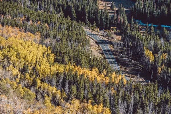 Vista Aérea Estrada Com Floresta Outono Parque Nacional Montanha Rochosa — Fotografia de Stock