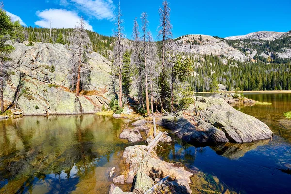 秋天是孤松湖 有岩石和山脉 美国科罗拉多州落基山国家公园 — 图库照片