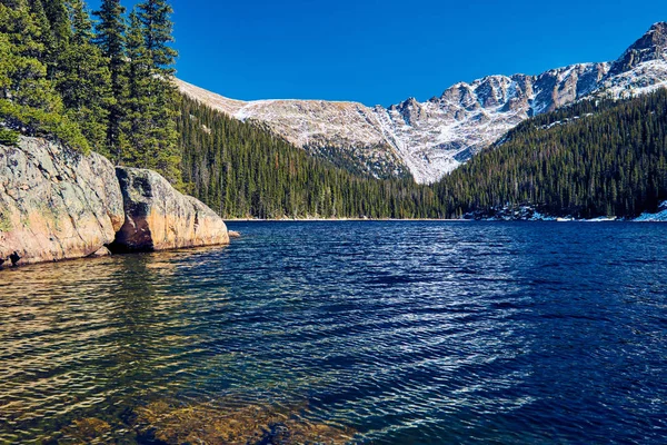 Piękny Widok Lake Verna Skały Góry Które Rocky Mountain National — Zdjęcie stockowe