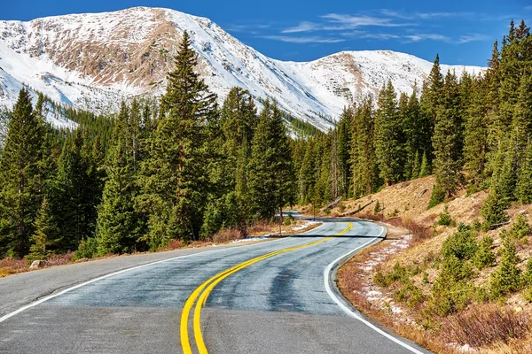 Autobahn Colorado Mit Schneebedeckten Felsigen Bergen Usa — Stockfoto