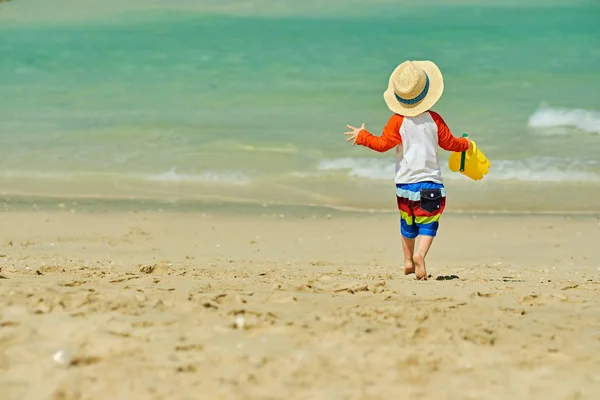 Dwuletni Chłopiec Maluch Bawi Się Zabawkami Plaży Przez Wody — Zdjęcie stockowe