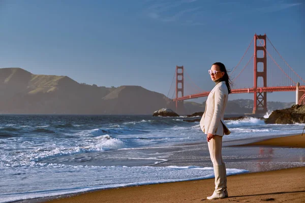 Woman Baker Beach Golden Gate Bridge San Francisco California Usa — Stock Photo, Image