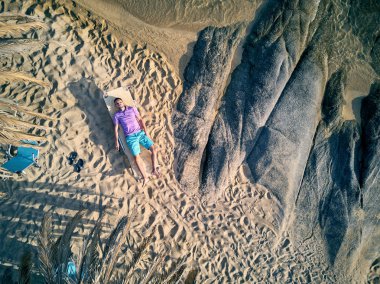 Adam hamak güzel plajda, Sithonia, Yunanistan