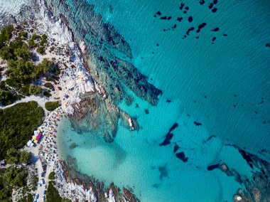 Güzel bir plaj ve kayalık sahil şeridi hava görünümünü, Sithonia, Yunanistan
