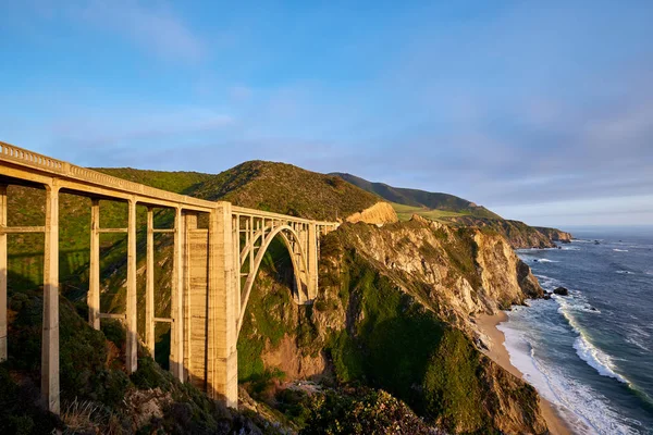 Zobrazit Bixby Creek Bridge Zelenými Kopci Kalifornie Usa — Stock fotografie