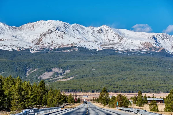 Hoofdweg Colorado Met Rocky Mountains Verre Usa — Stockfoto