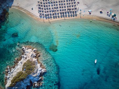 Kayalık sahil şeridi, Sithonia, Yunanistan ve güzel bir plaj havadan görünümü