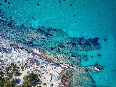 Güzel kayalık sahil şeridi görünümünden vurdu, dron Sithonia, Yunanistan