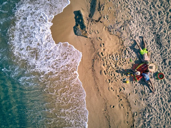 美丽的海滩与家人的最高视野 西托尼亚 — 图库照片