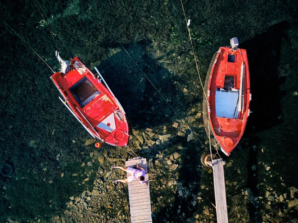 Letecký Pohled Muže Který Seděl Dřevěné Molo Rybářskými Čluny Sithonia — Stock fotografie