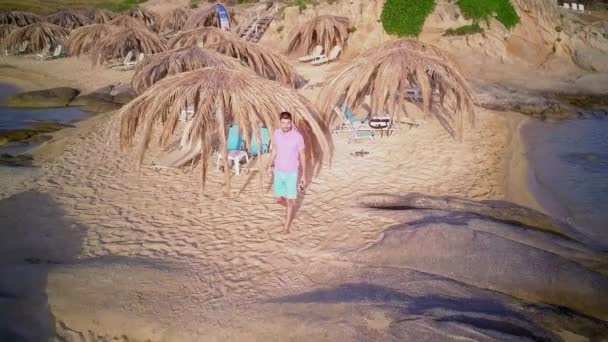 Hombre Tiro Aéreo Playa Rocosa Sithonia Grecia — Vídeos de Stock