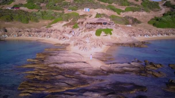 Man Rotsachtige Strand Luchtfoto Geschoten Sithonia Griekenland — Stockvideo