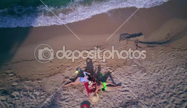 Güzel bir plaj ile vurdu, Aile üst hava görünümünü dron Sithonia, Yunanistan