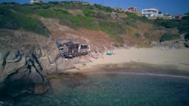 Adam vuruldu, bir güzel bir plaj havadan görünümü dron Sithonia, Yunanistan üzerinde hamakta