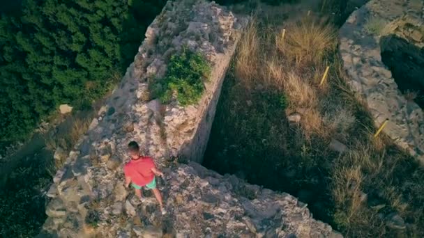 希腊西托尼亚城堡废墟上的男子空中射击 — 图库视频影像