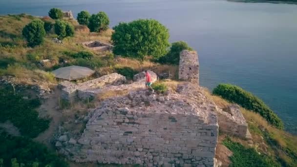 Człowiek Zamek Ruiny Aerial Strzał Sithonia Grecja — Wideo stockowe