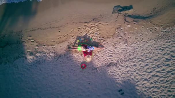 Praia Bonita Com Família Top Vista Aérea Drone Shot Sithonia — Vídeo de Stock