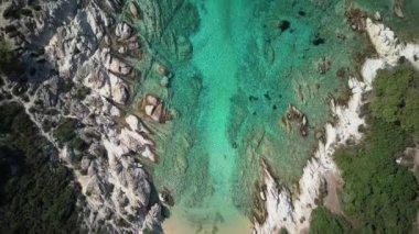 Ateş, güzel kayalık sahil şeridi üst hava görünümünü dron Sithonia, Yunanistan