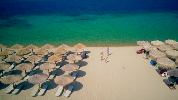 Mooi Strand Met Familie Luchtfoto Bovenaanzicht Drone Schoot Sithonia Griekenland — Stockvideo