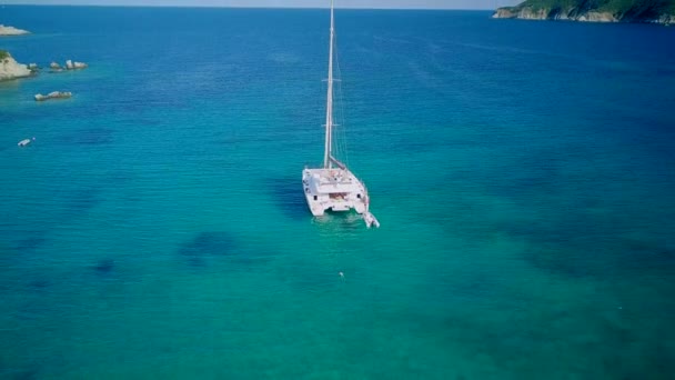 Praia Bonita Com Iate Vista Aérea Superior Drone Shot Sithonia — Vídeo de Stock