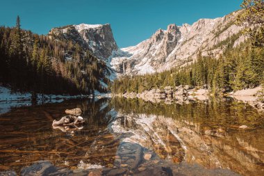Göl ve kar dağlarda ile yansıma sonbahar hayal ediyorum. Rocky Dağı Milli Parkı, Colorado, ABD. 