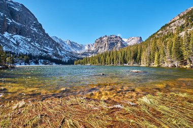 Loch göle kayalar ve kar sonbahar dağlarda. Rocky Dağı Milli Parkı, Colorado, ABD. 