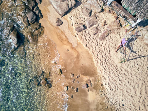 Hombre Hamaca Una Hermosa Playa Vista Aérea Drone Shot Sithonia —  Fotos de Stock