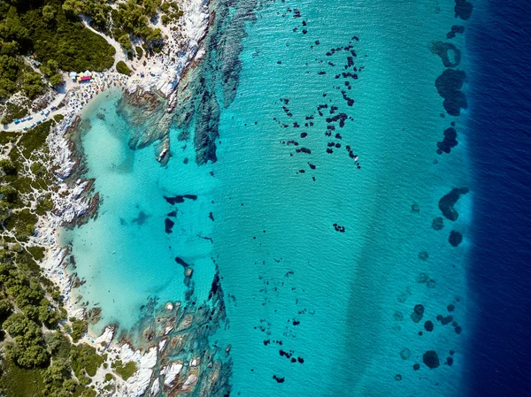 Prachtig Strand Rotsachtige Kustlijn Top Luchtfoto Bekijken Drone Schot Sithonia — Stockfoto