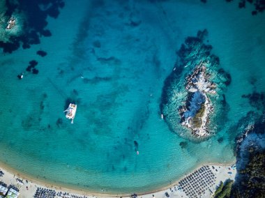 Ateş, güzel bir plaj üst hava görünümünü dron Sithonia, Yunanistan