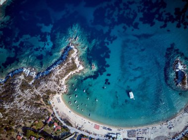 Ateş, güzel bir plaj üst hava görünümünü dron Sithonia, Yunanistan