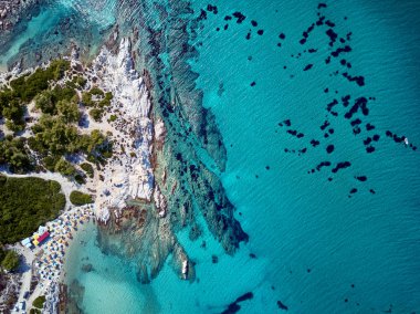 Güzel bir plaj ve kayalık sahil şeridi üst hava uçak atış, Sithonia, Yunanistan görüntülemek