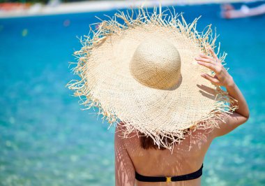 Plajda bikinili kadın, Sithonia, Yunanistan