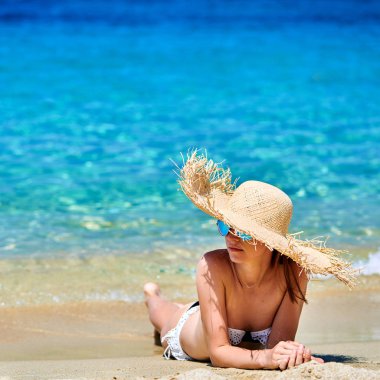 Plajda bikinili kadın, Sithonia, Yunanistan