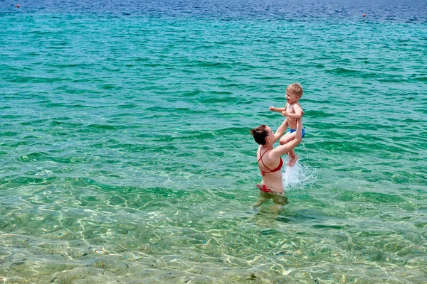 2歳の幼児男の子オンビーチとともに母 — ストック写真