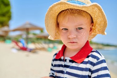 Kum plajındaki iki yaşında bir yürümeye başlayan çocuk 