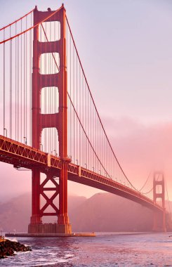 Golden Gate Köprüsü manzaraya Fort noktadan gündoğumu, San Francisco, Kaliforniya, ABD