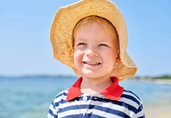 砂浜で 歳の幼児の少年 — ストック写真