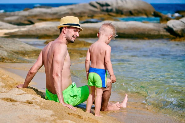 Két Éves Kisgyermek Fiú Apja Strandon — Stock Fotó