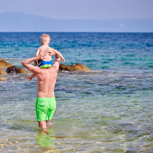 Δύο Χρονών Αγόρι Toddler Στους Ώμους Των Πατέρων Στην Παραλία — Φωτογραφία Αρχείου
